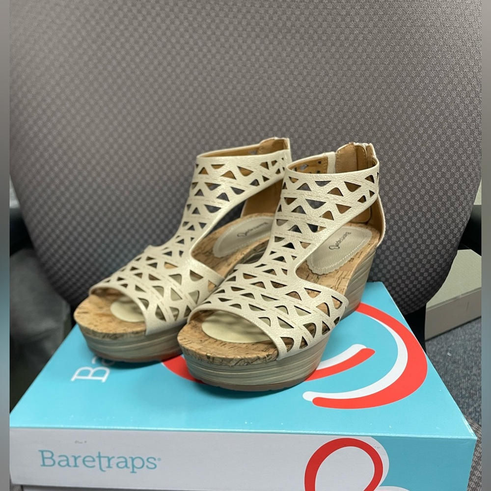 NWT Baretraps cream wedges